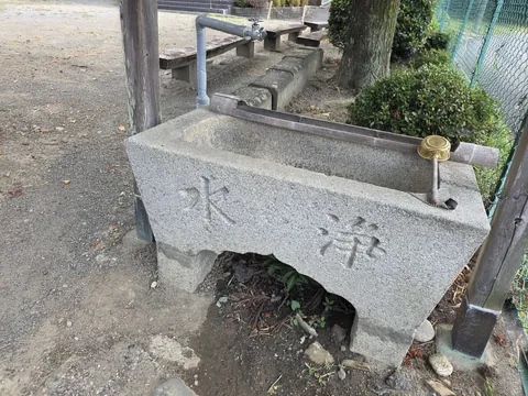 社殿正面上部に掲げられた社号額。