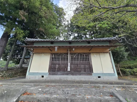 社叢に囲まれた野部神社の社殿正面。