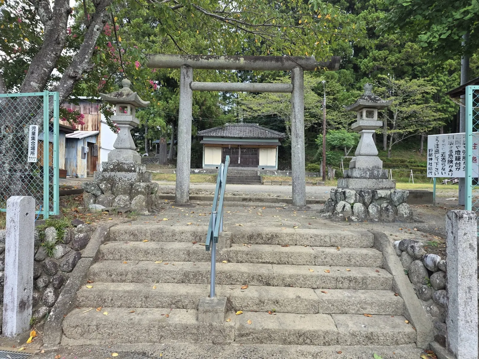 田園を通って神社へ向かう参道。
