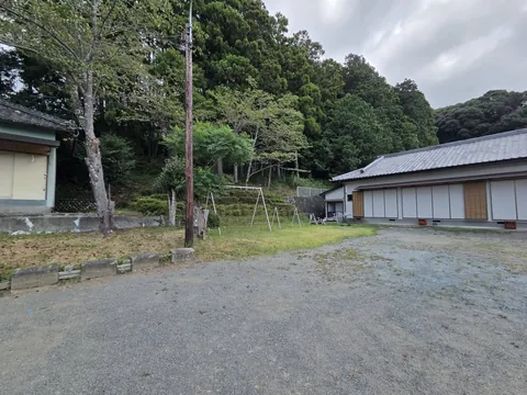 野部神社：田園側から鳥居と社殿を望む。