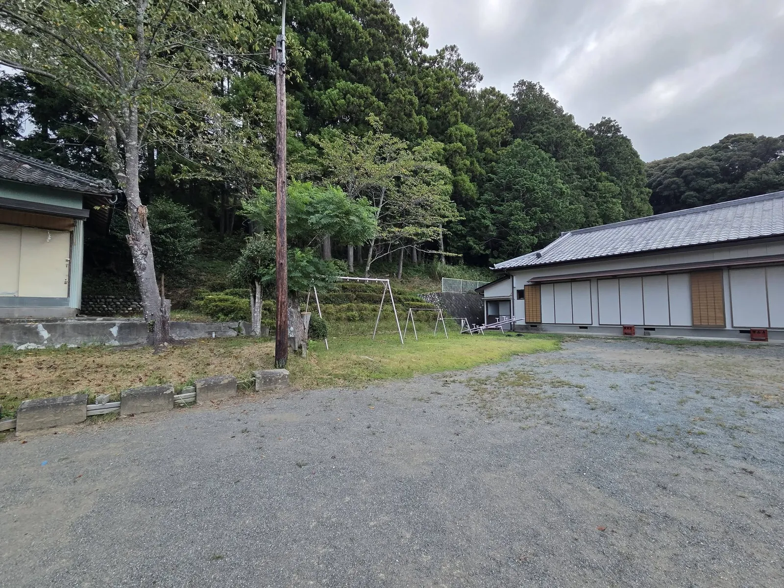 田園側から鳥居と社殿を望む。