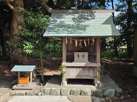 境内に祀られた小宮。賽銭箱にしめ縄と紙垂が飾られている。