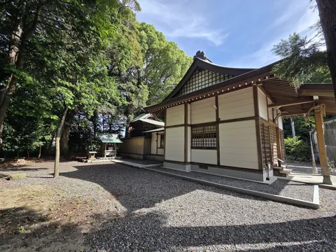 社殿を斜め前方から見た全景。奥に小宮の屋根が重なって見える。