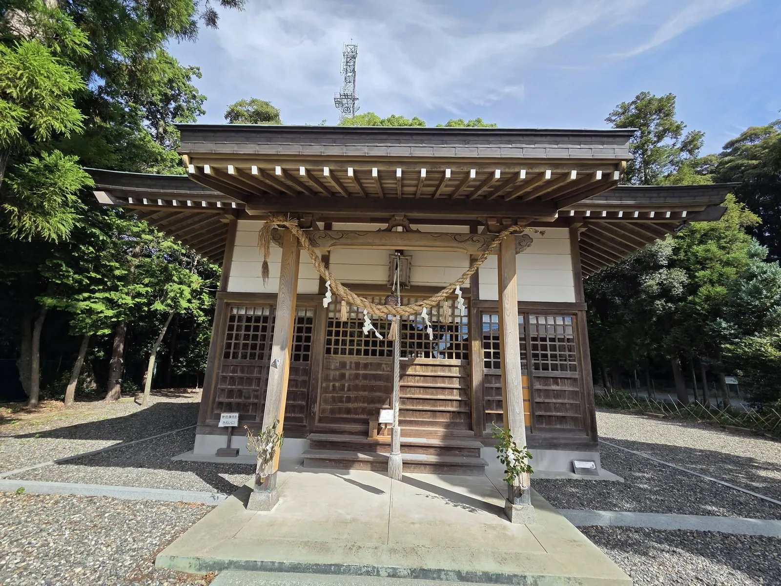 拝殿正面。太いしめ縄と鈴、扁額が軒下に掛かる。