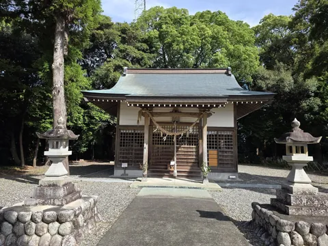 王子神社：社殿正面。玉垣に囲まれ、参道の両脇に石灯籠が対で立つ。