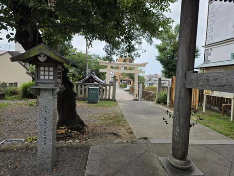 境内入口から神門へ延びる参道。奥に社殿が見える。