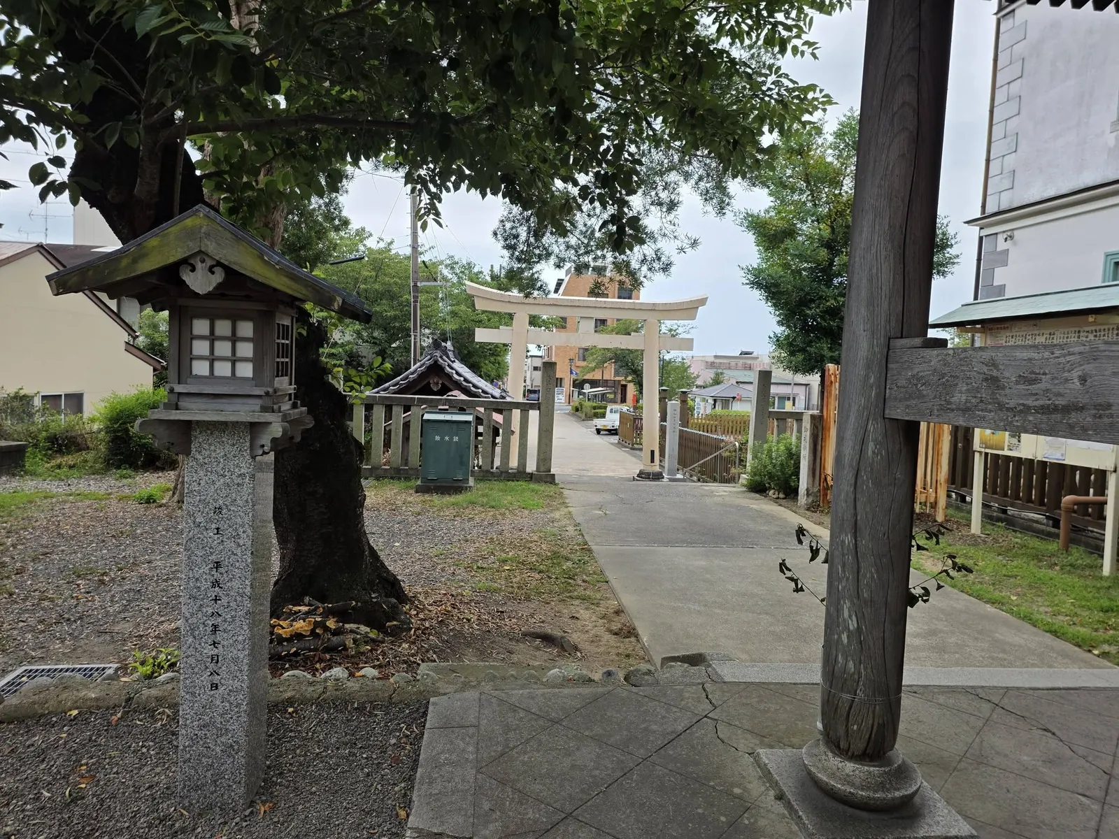 境内入口から神門へ延びる参道。奥に社殿が見える。
