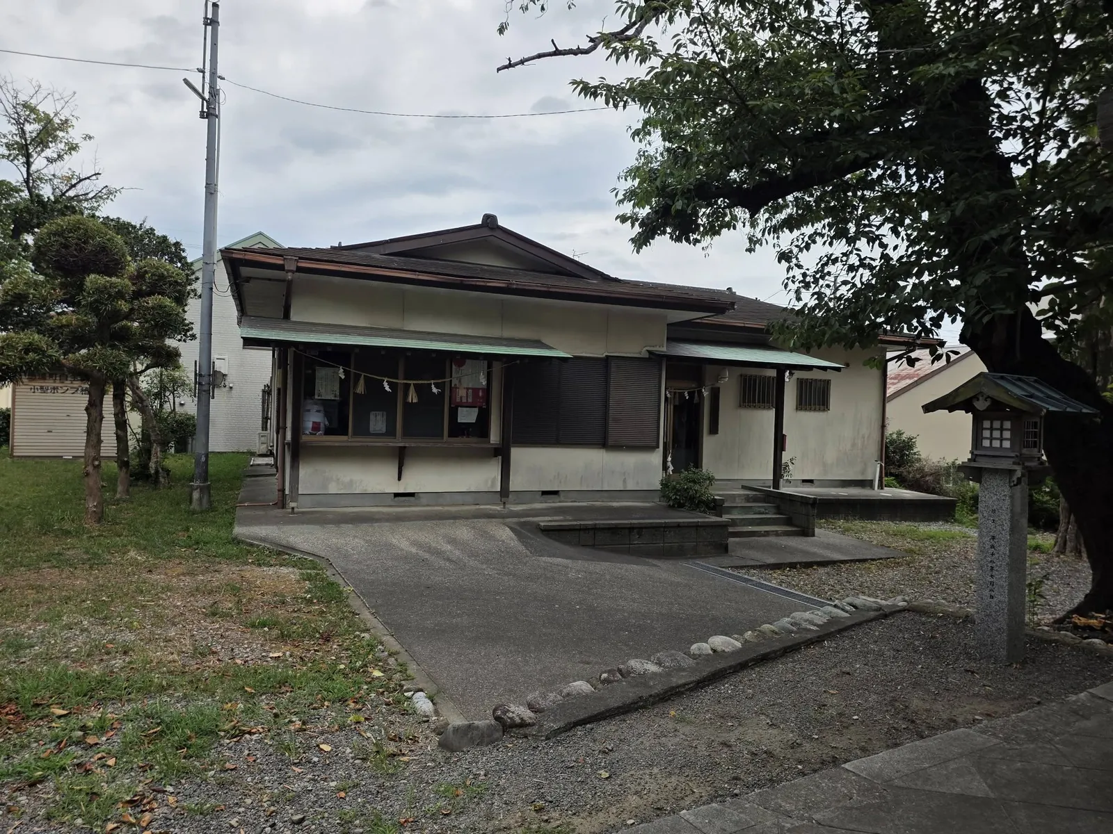 境内東側の建物と石灯籠。