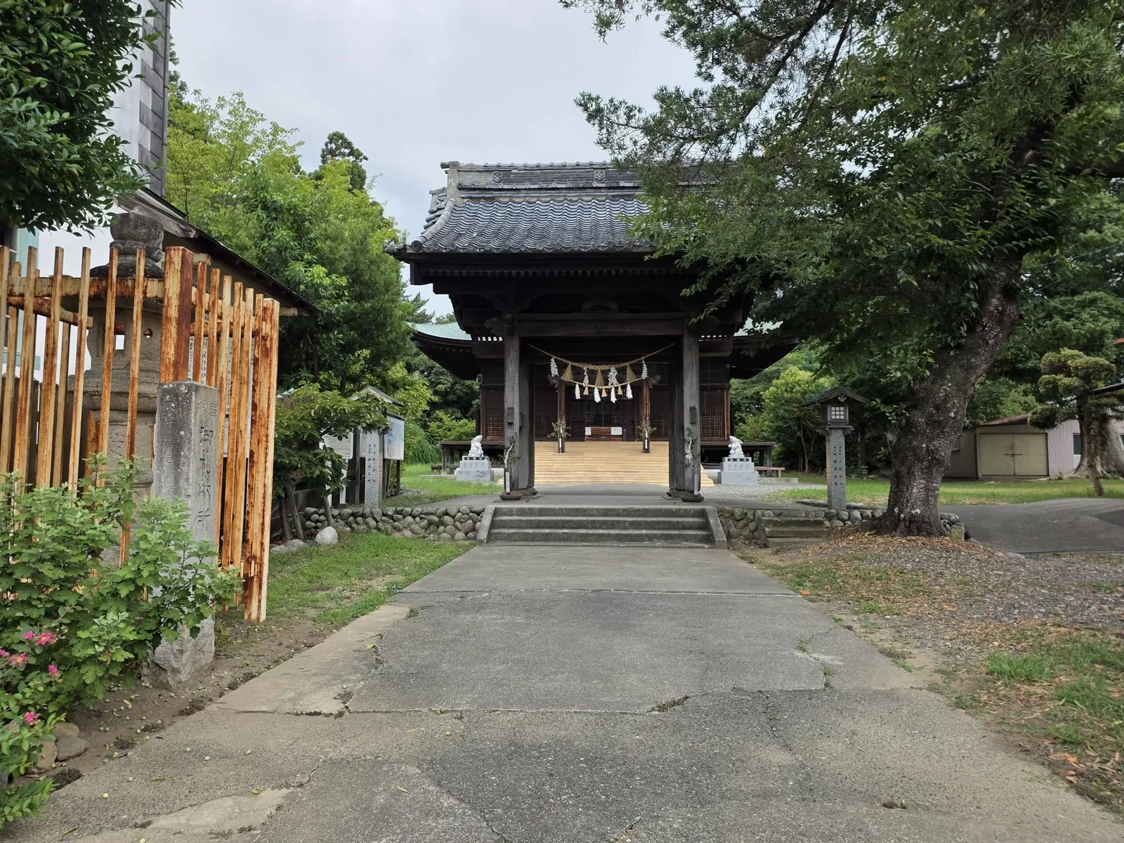 神門をくぐった位置から拝殿へ向かう参道。