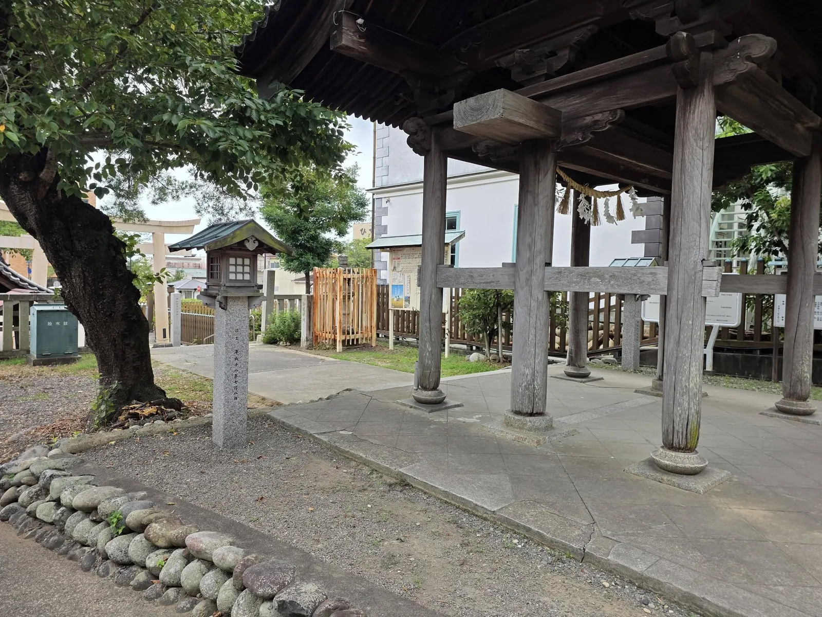 境内側から見た手水舎。木造の柱と瓦葺きの屋根を備える。