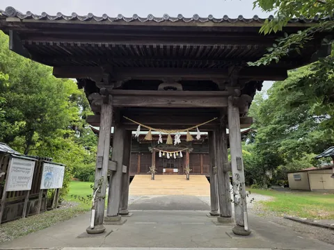 淡海國玉神社：神門越しに拝殿を正面に望む。