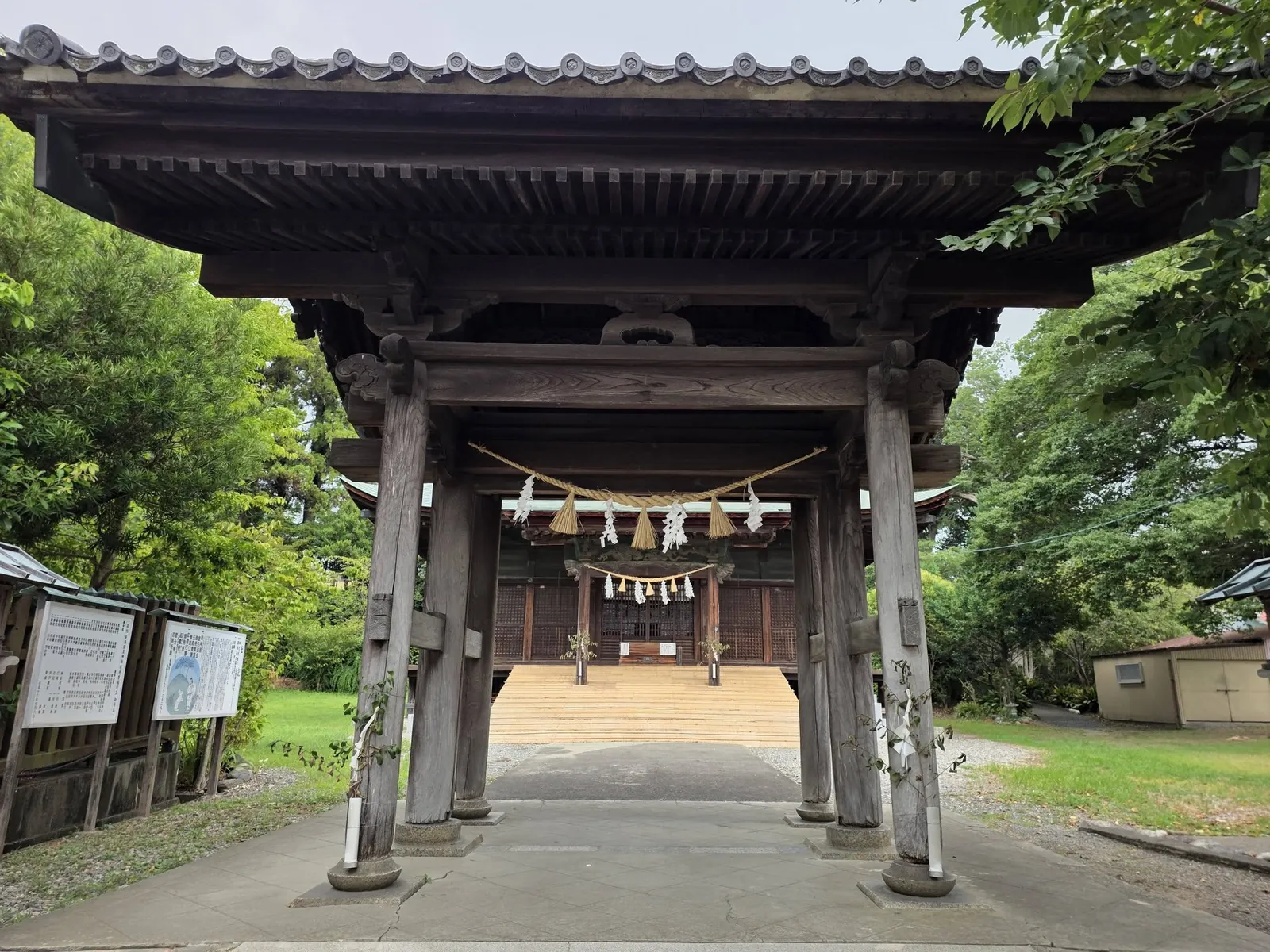 神門越しに拝殿を正面に望む。