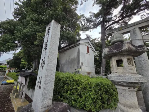社号標「鹿苑神社」と境内入口。
