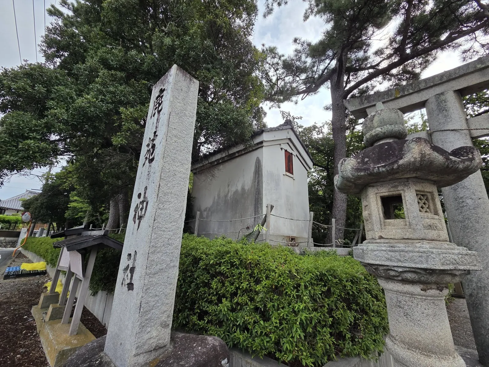 社号標「鹿苑神社」と境内入口。