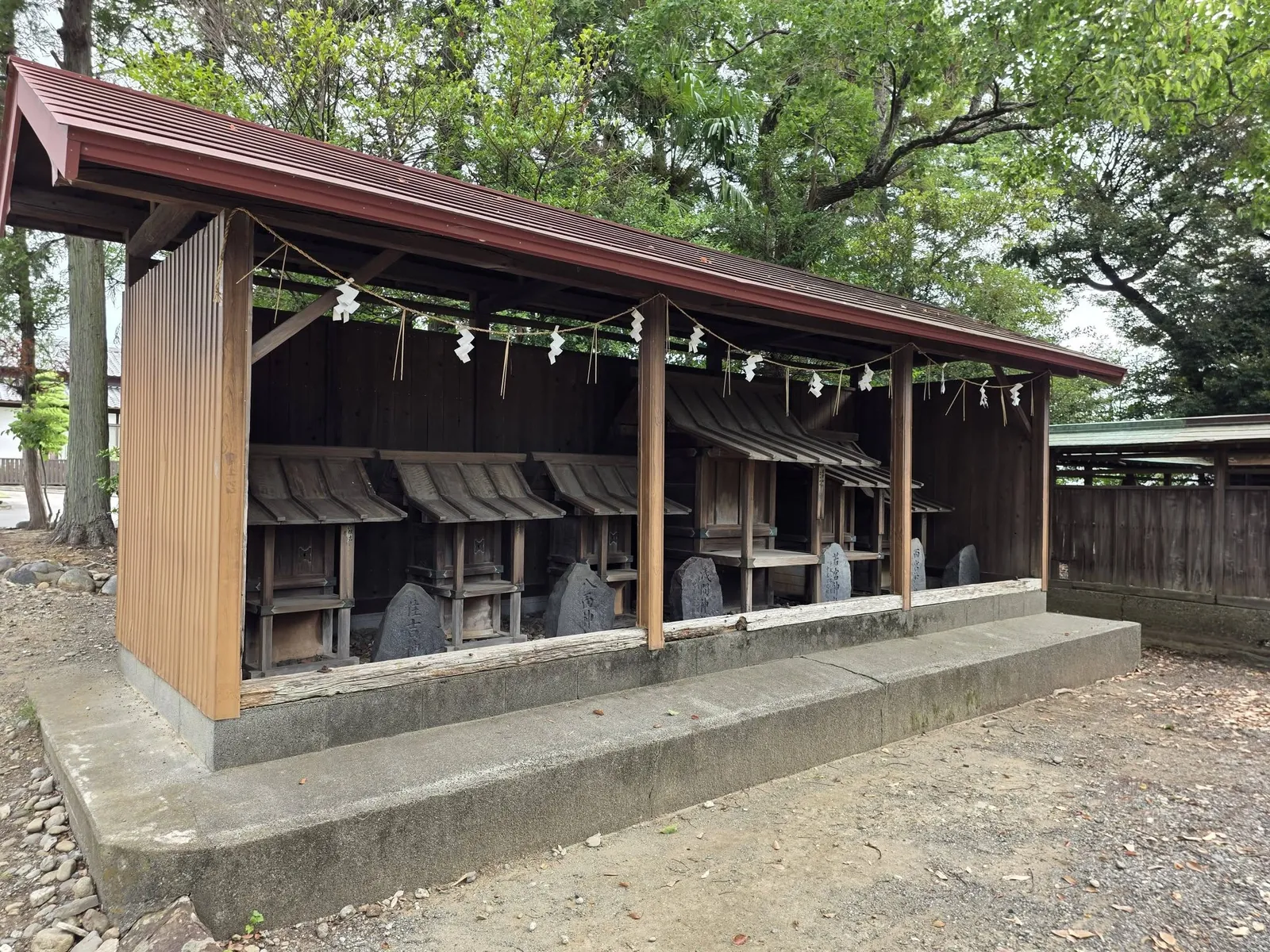覆屋の下に並ぶ境内社。