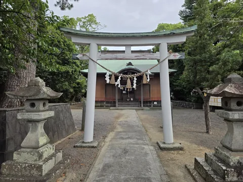 鹿苑神社：石造鳥居と社殿を正面から見る。