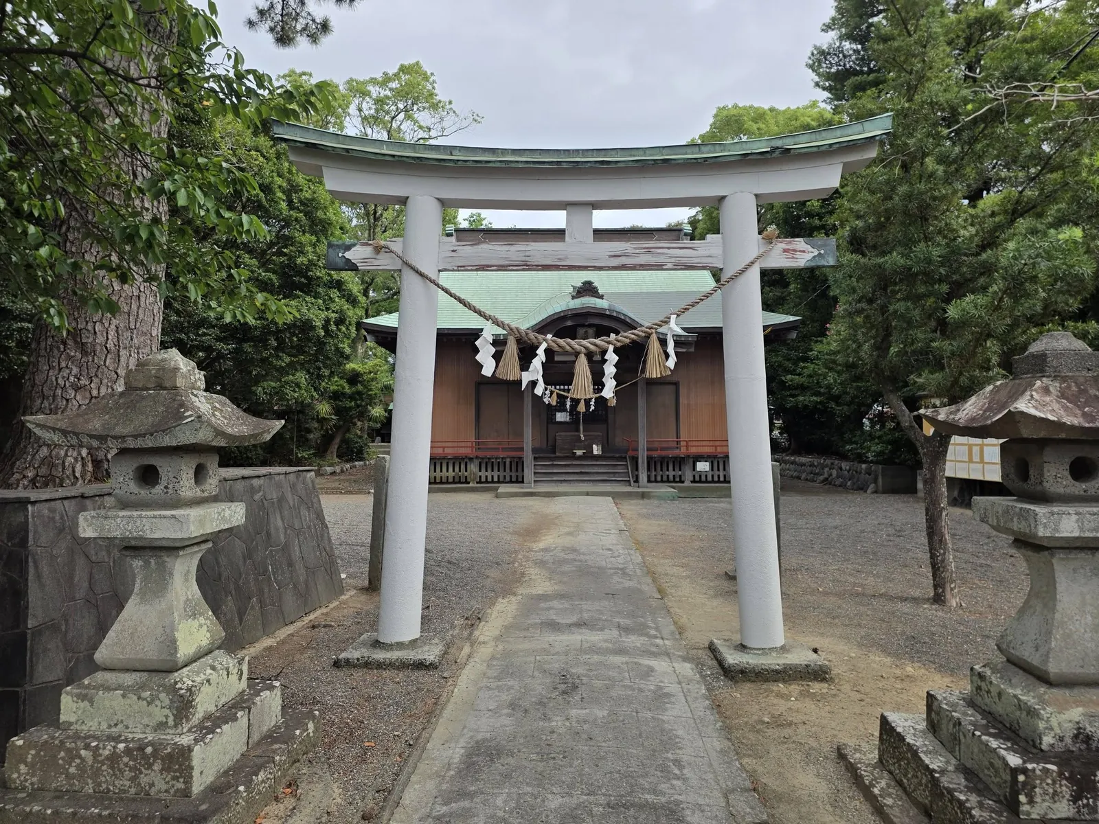 石造鳥居と社殿を正面から見る。