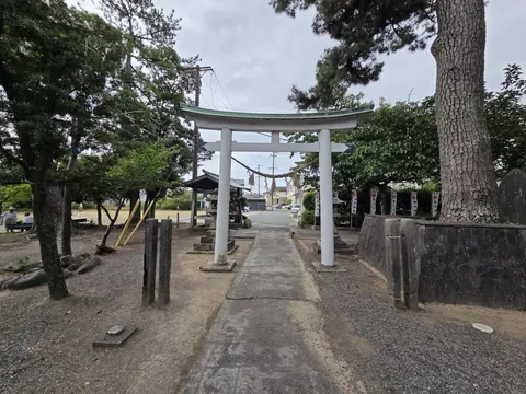 鳥居越しに境内入口を振り返る。