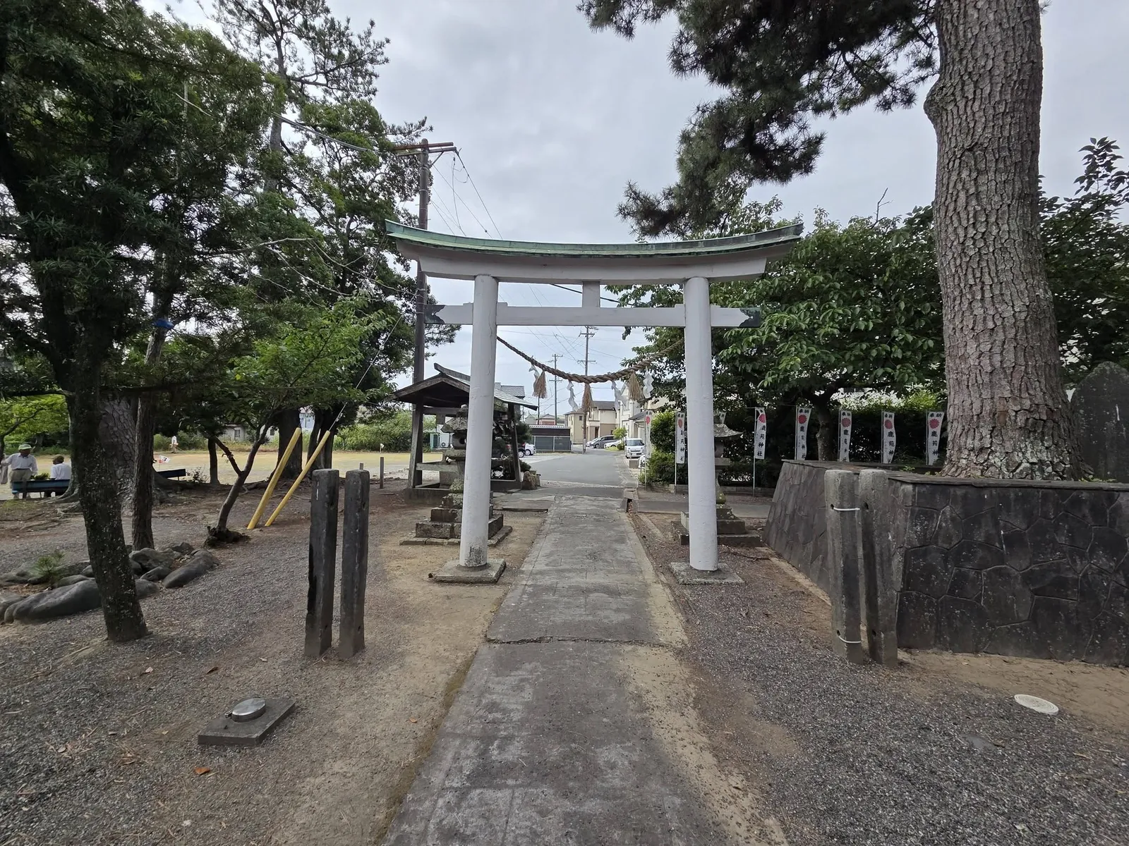 鳥居越しに境内入口を振り返る。