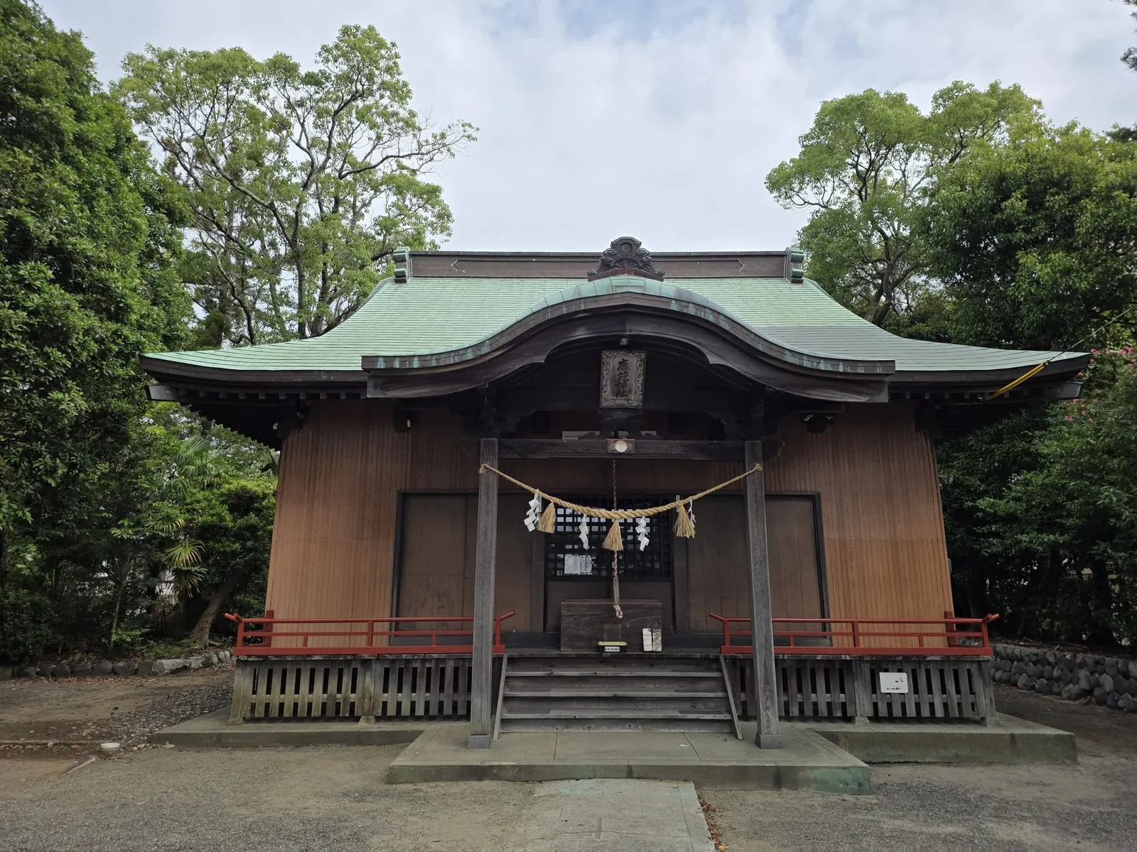 社殿正面。向拝に注連縄を張る。