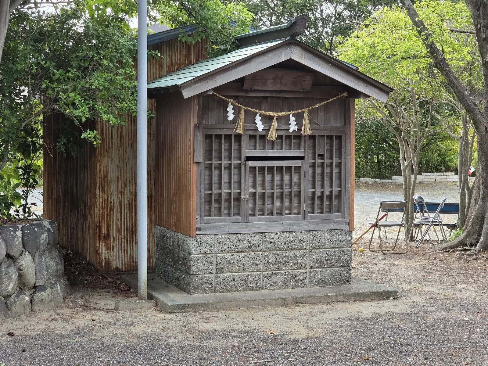 境内に鎮座する小社。