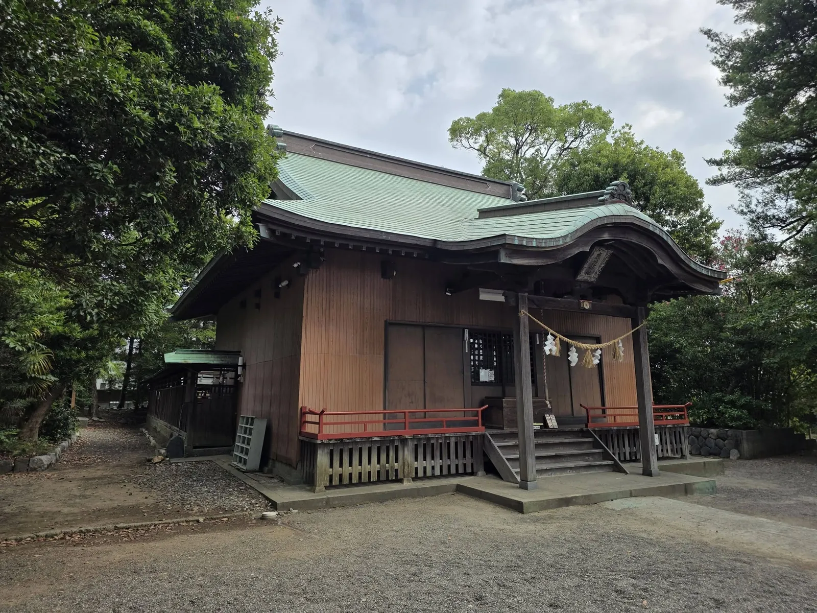 社殿を斜め前方から見る。