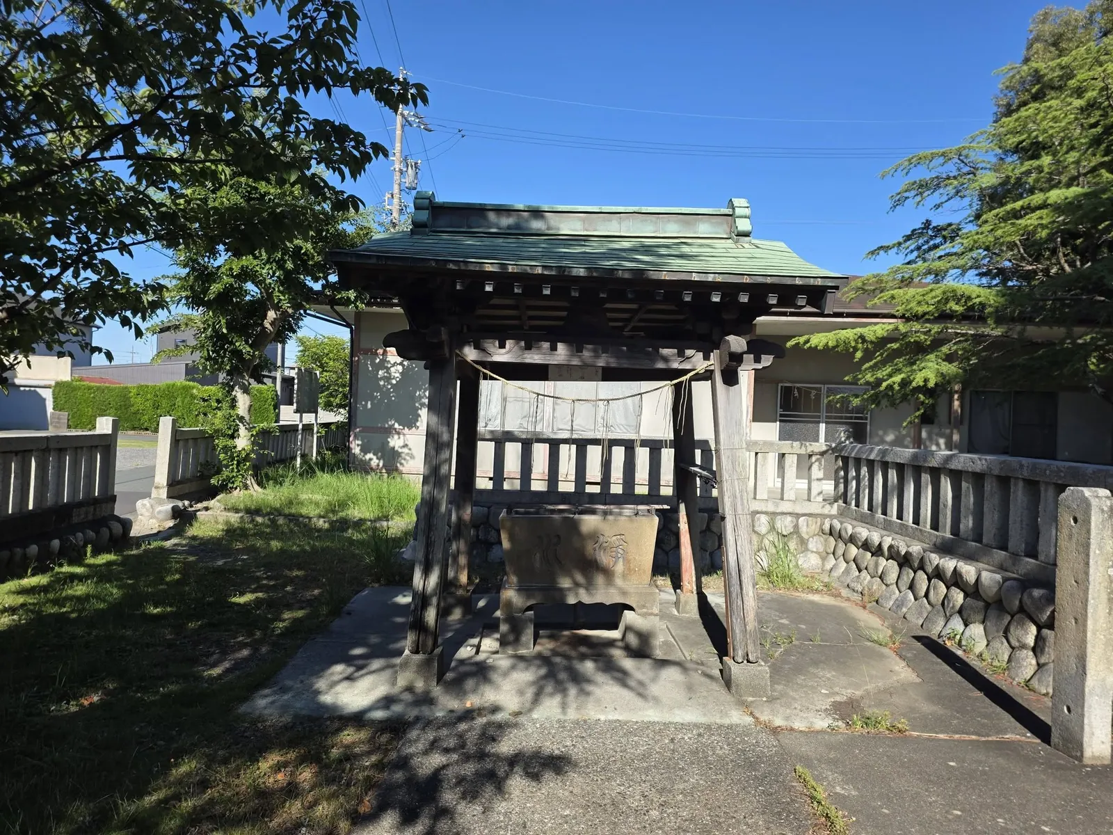 境内入口近くに建つ手水舎。