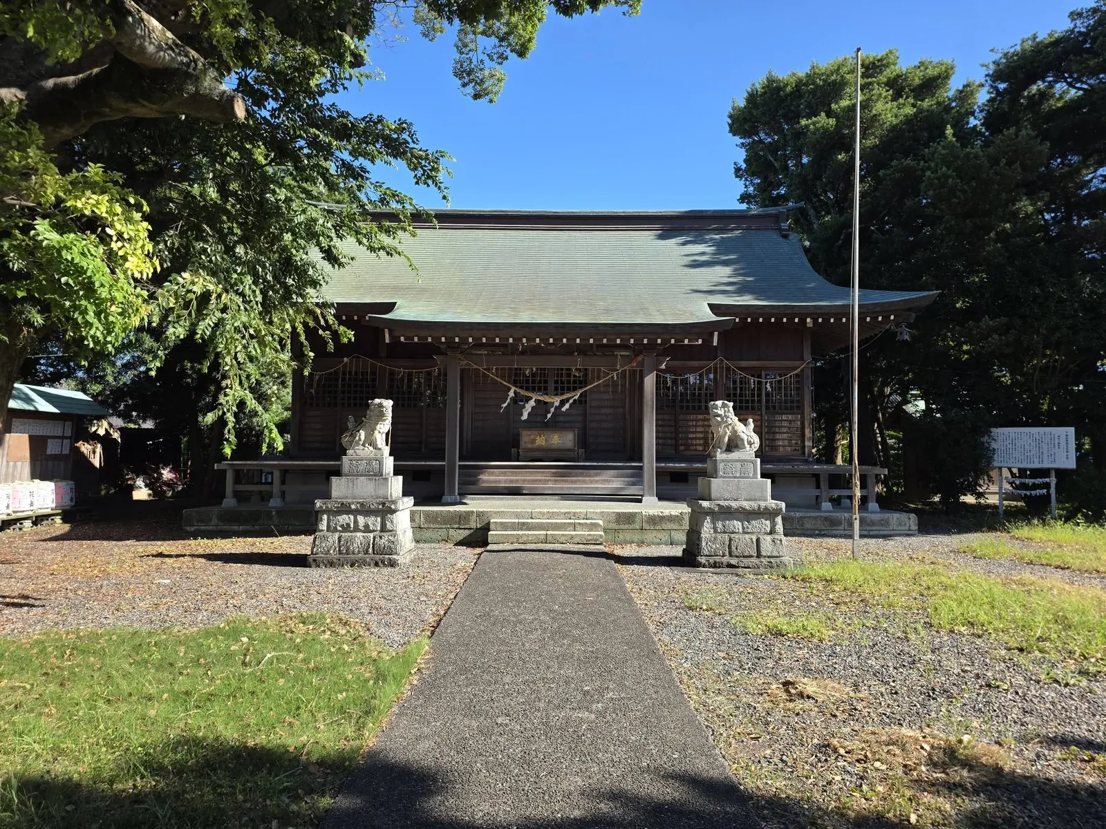 参道正面から見た六社神社の社殿。