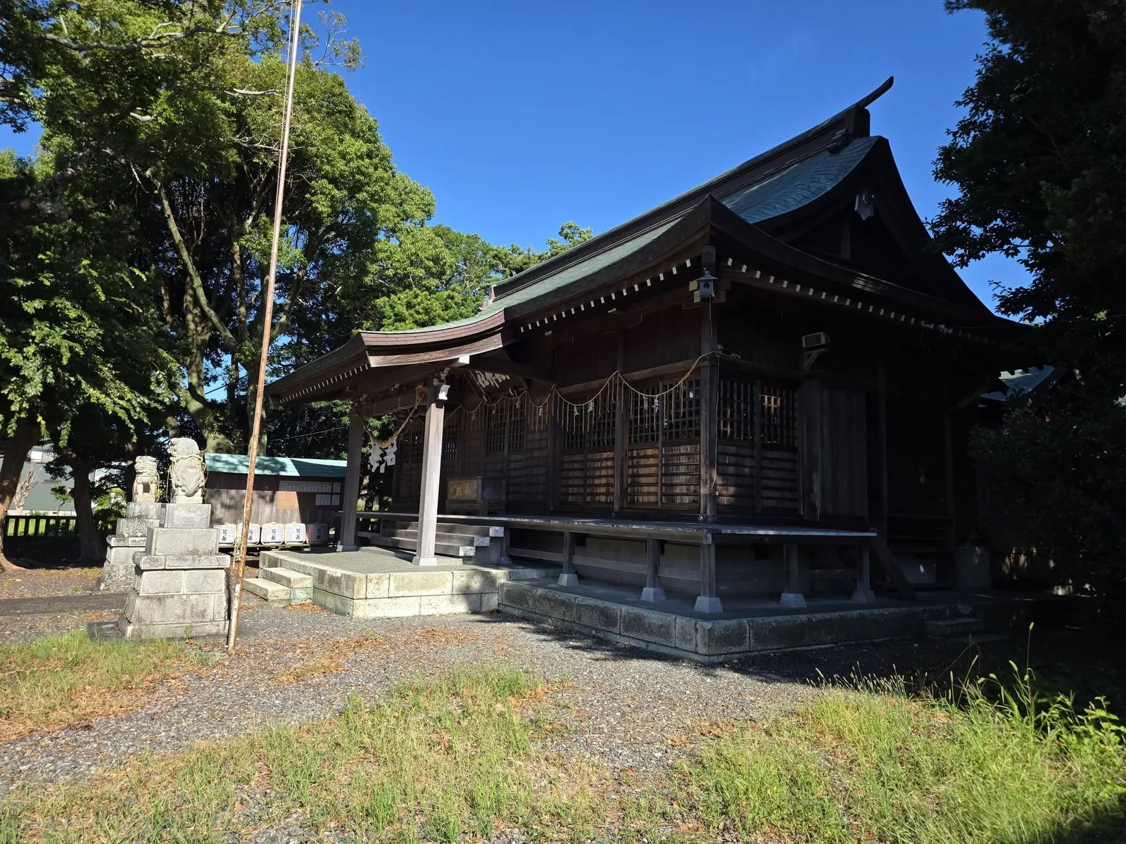境内から斜めに見た拝殿。