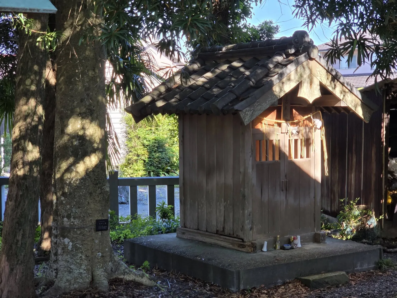 境内の小祠。樹木の根元に鎮座する。