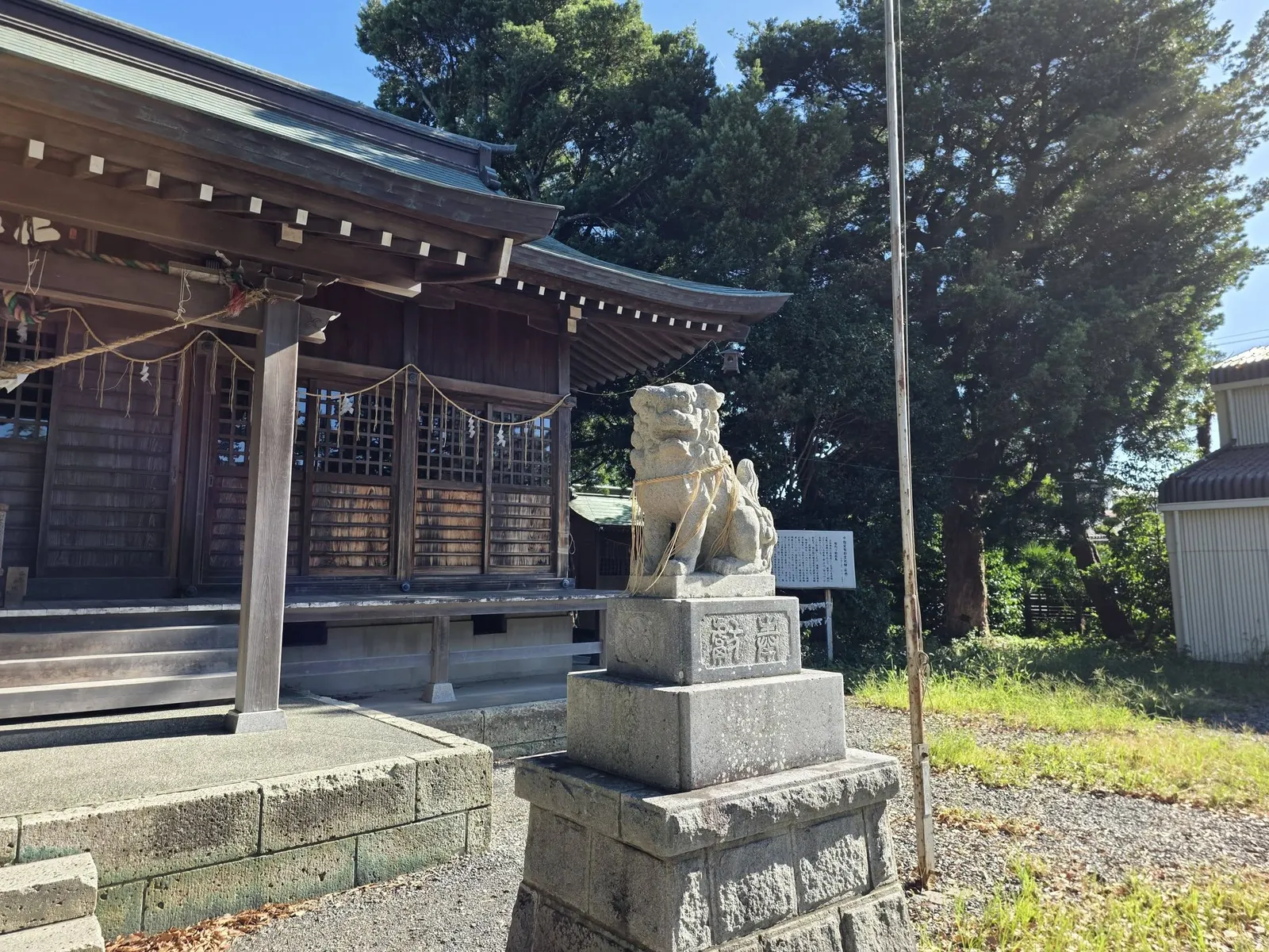 拝殿前の狛犬。奥に拝殿正面が見える。