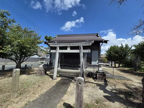 石造鳥居越しに六所神社の社殿を正面から見る。
