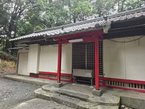 社殿正面側の近景。朱塗りの柱と庇の木組みが分かる。