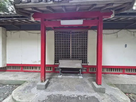 社殿正面の近景。格子戸の前に木製の台を据える。