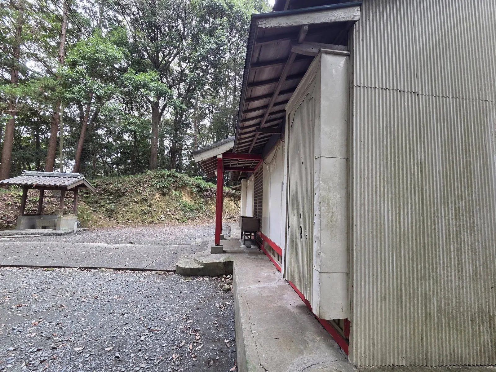 社殿脇から見る境内の建物群。手水舎と社殿の位置関係が分かる。