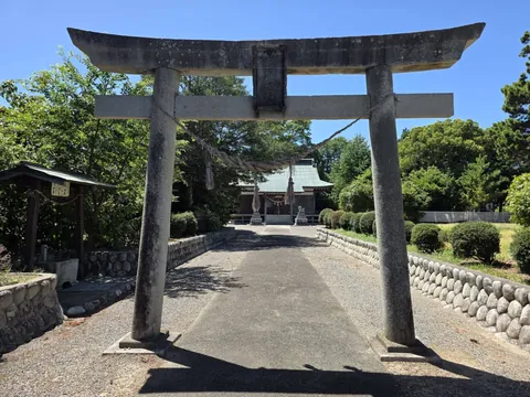 六所神社：鳥居越しに望む六所神社の社殿。