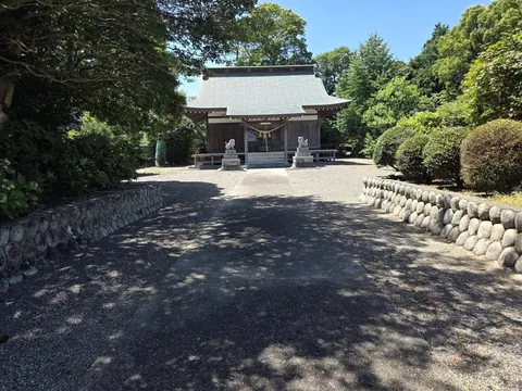 参道から望む社殿。