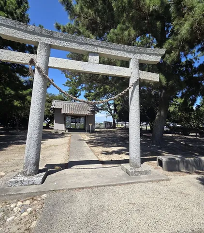六所神社：石鳥居と六所神社の参道。