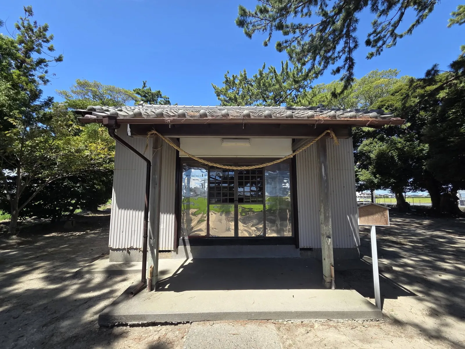 正面から見た六所神社の社殿。