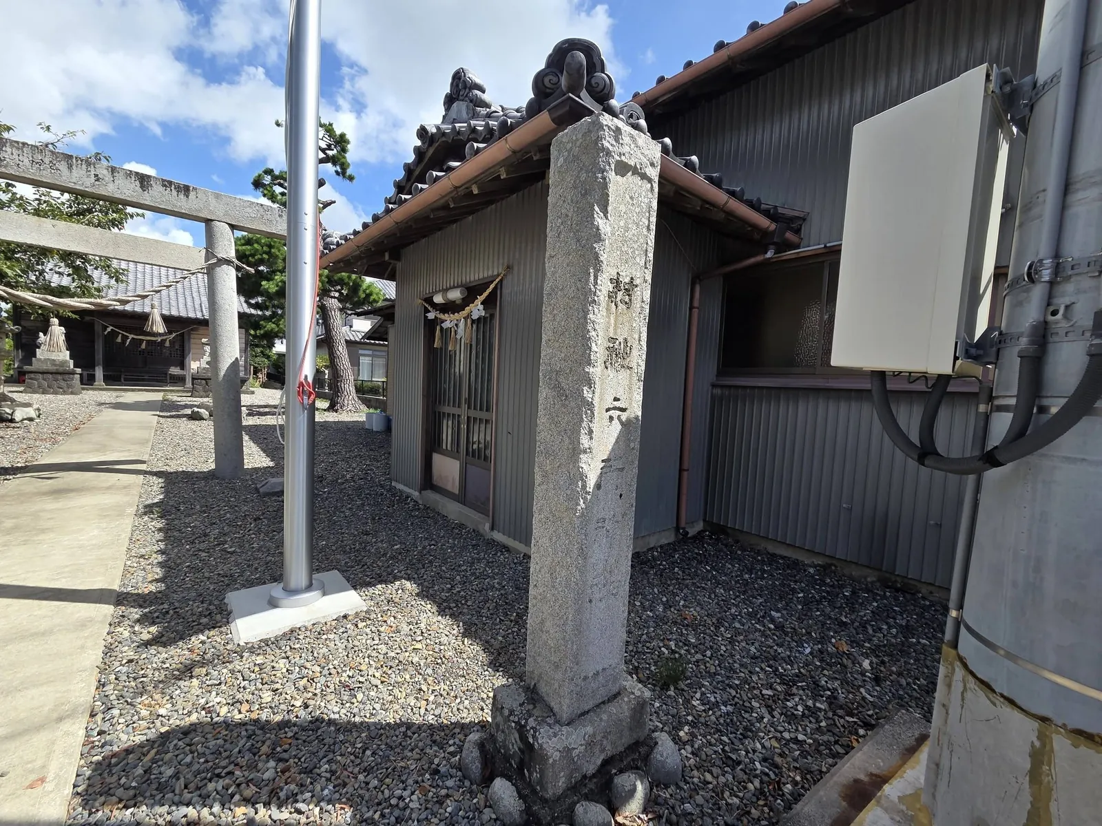 境内の奉納碑。奥に石造鳥居と社殿が見える。