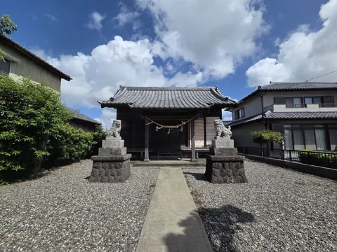 六所神社：狛犬を左右に据えた六所神社の社殿正面。