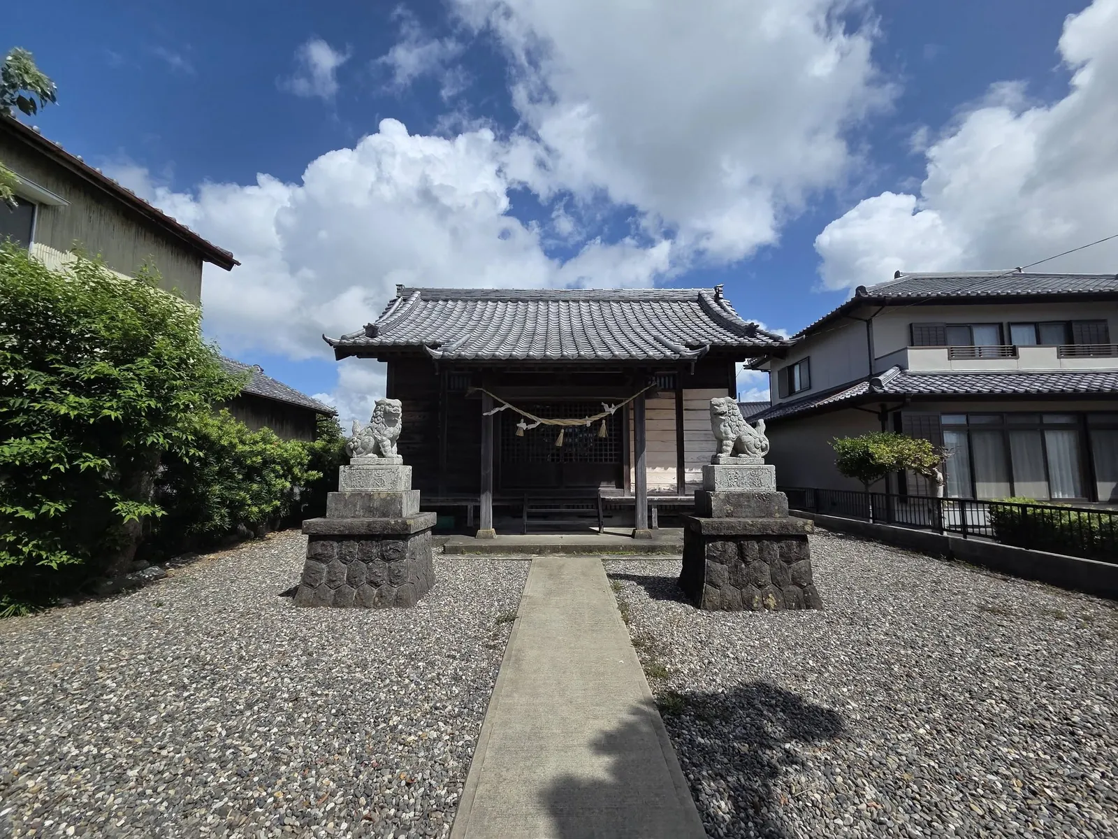 狛犬を左右に据えた六所神社の社殿正面。
