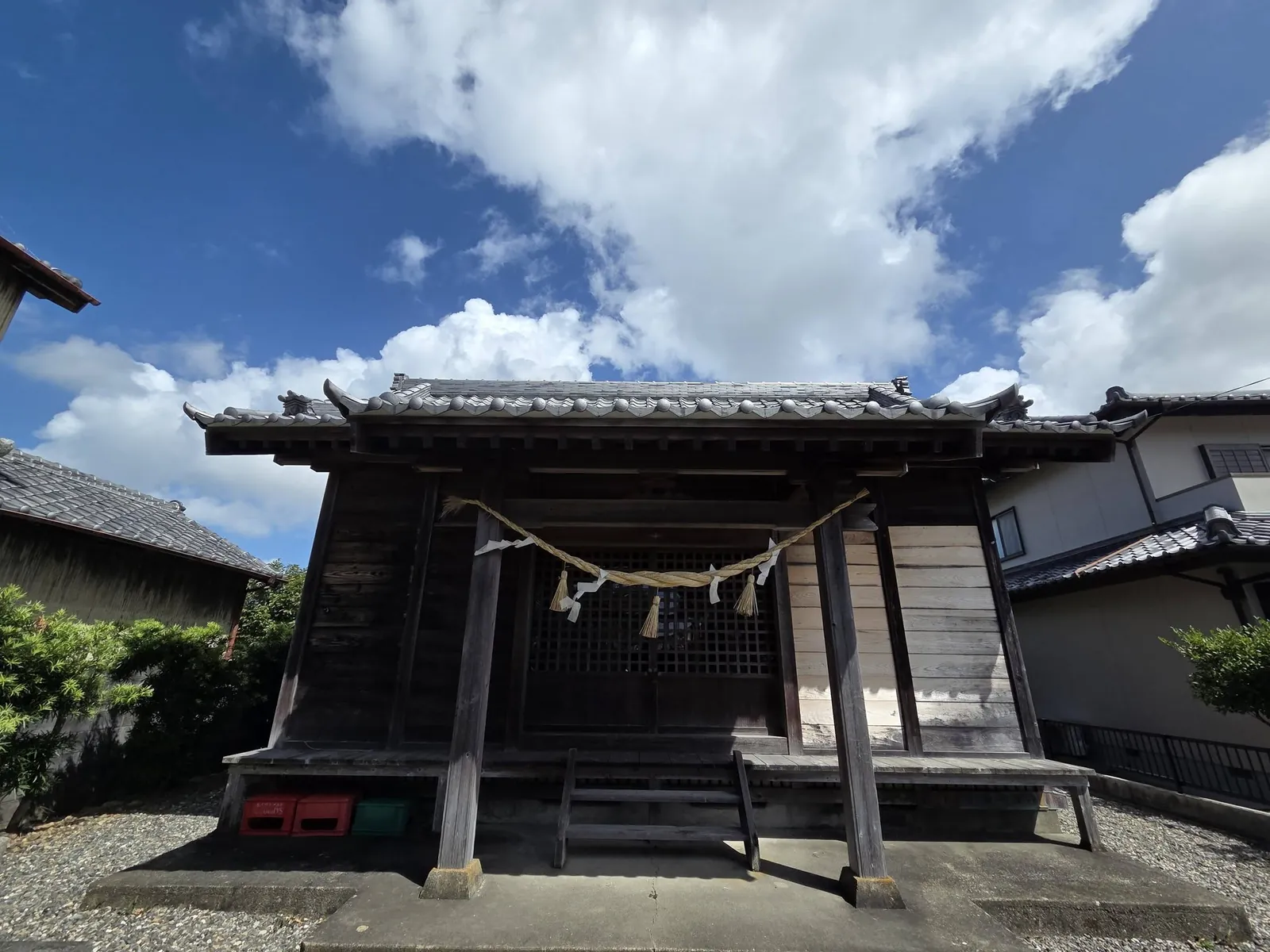 注連縄を掛けた六所神社の社殿を正面から見る。