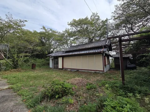 境内に立つ横長の建物。社殿とは参道を挟んで向かい合う。