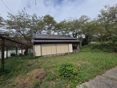 境内の建物と木製の構造物。周囲に草地が広がる。