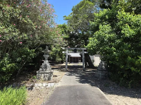 山王神社：鳥居から続く参道と山王神社の社殿。