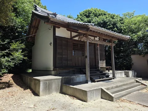 社殿を斜め前から望む。