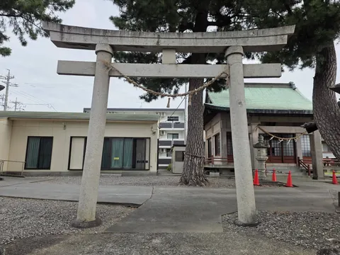 淺間神社：石造鳥居と社殿を正面から見る。