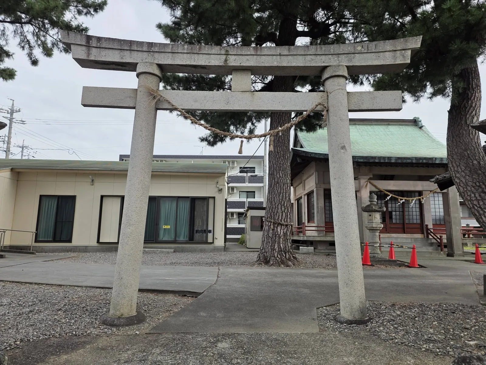 石造鳥居と社殿を正面から見る。