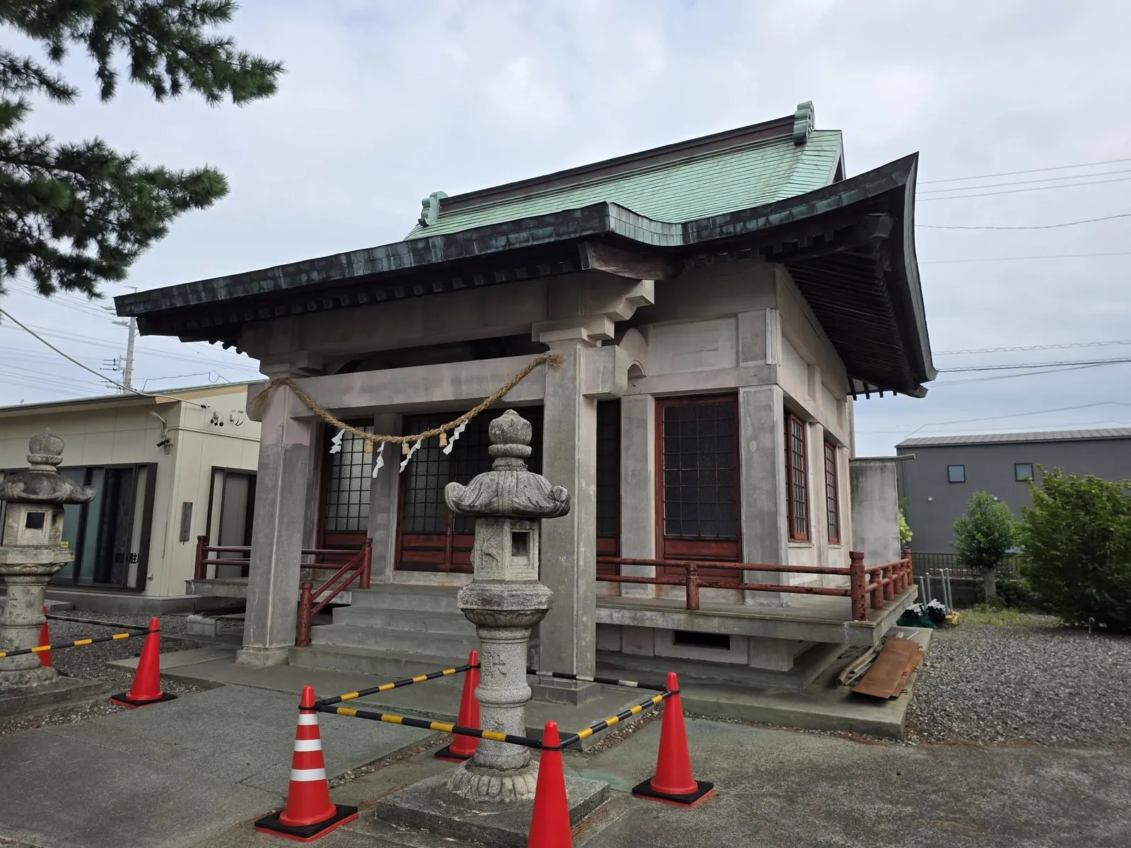 社殿正面。向拝に注連縄を張る。